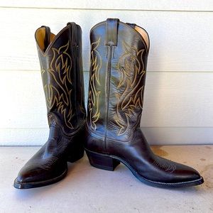 Justin cowboy boots. Mens sz 9.5. Brown leather with yellow/cream stitching.